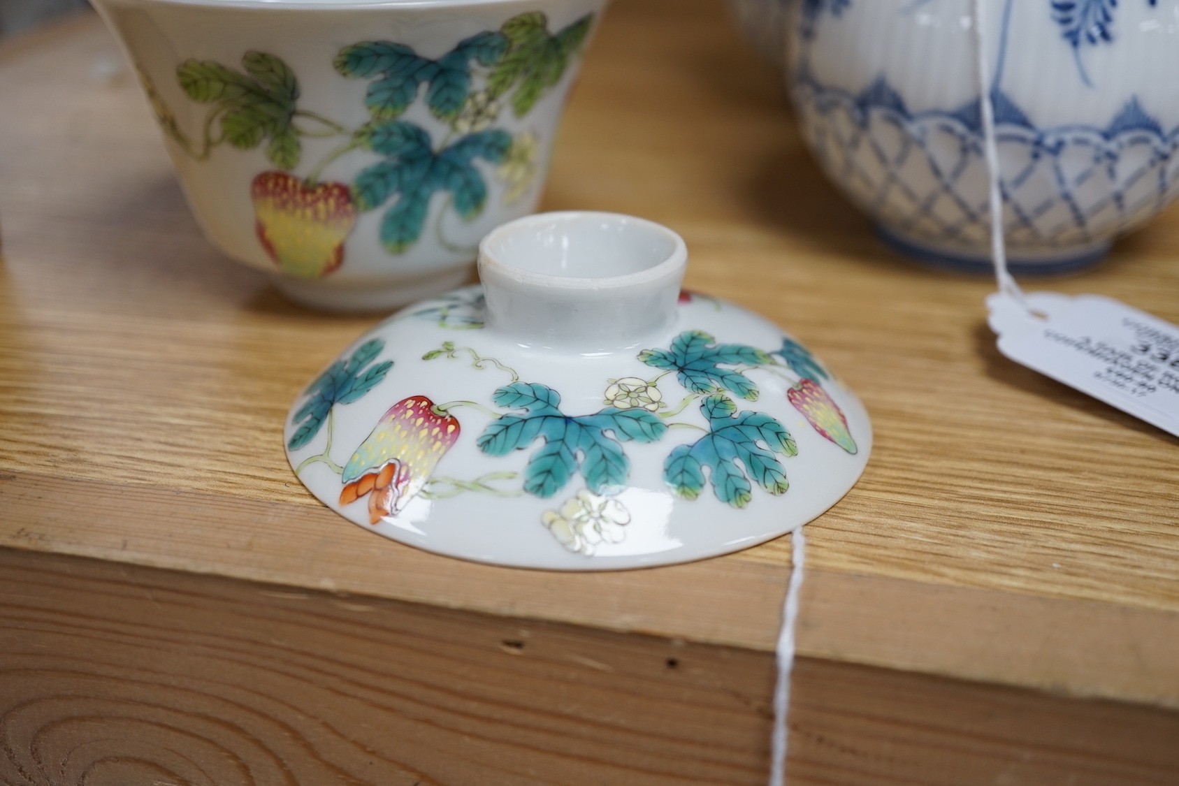 A Chinese famille rose bowl and cover. 9cm tall overall